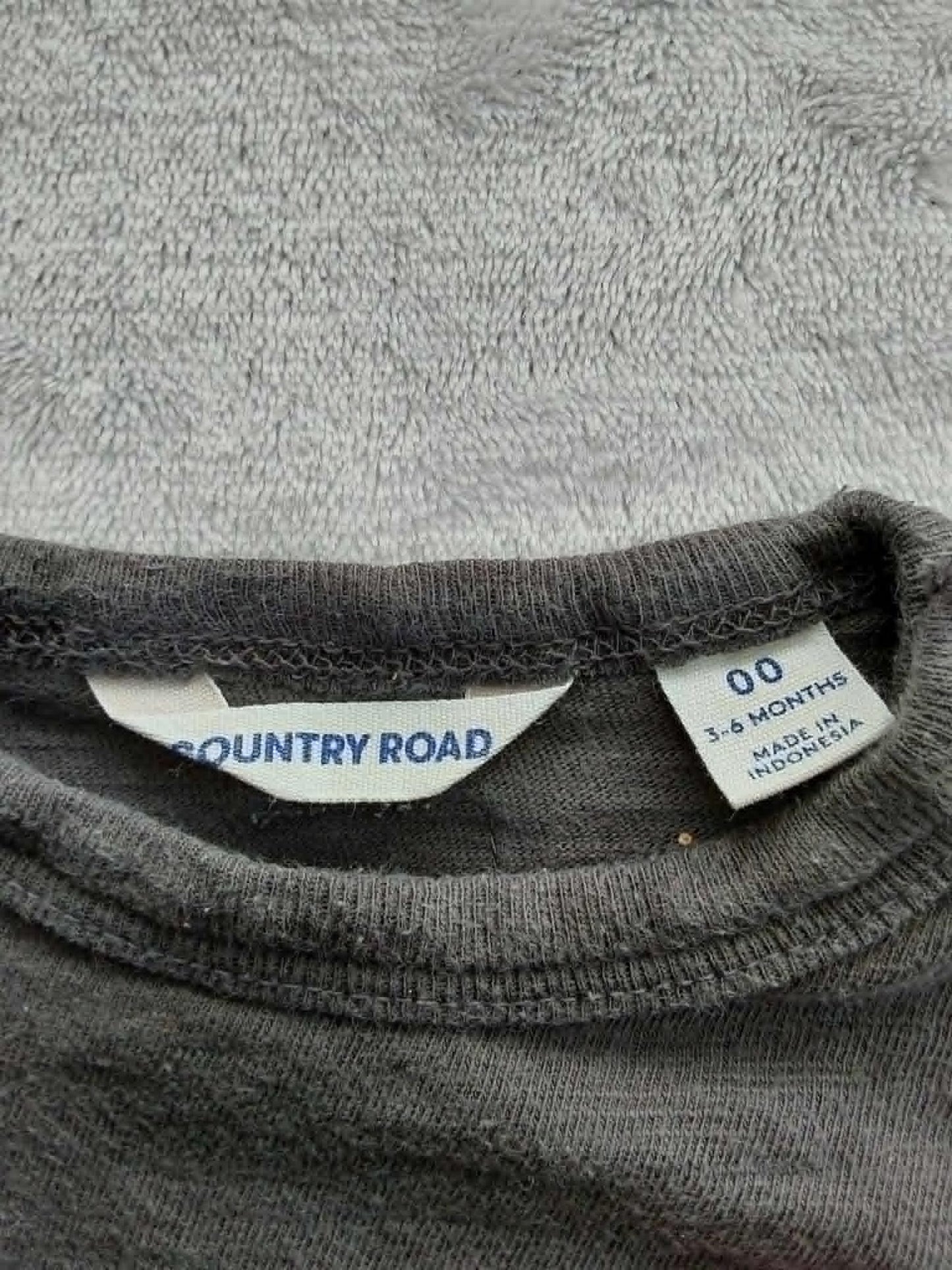 Preloved Fox long sleeved Tee - Country Road
