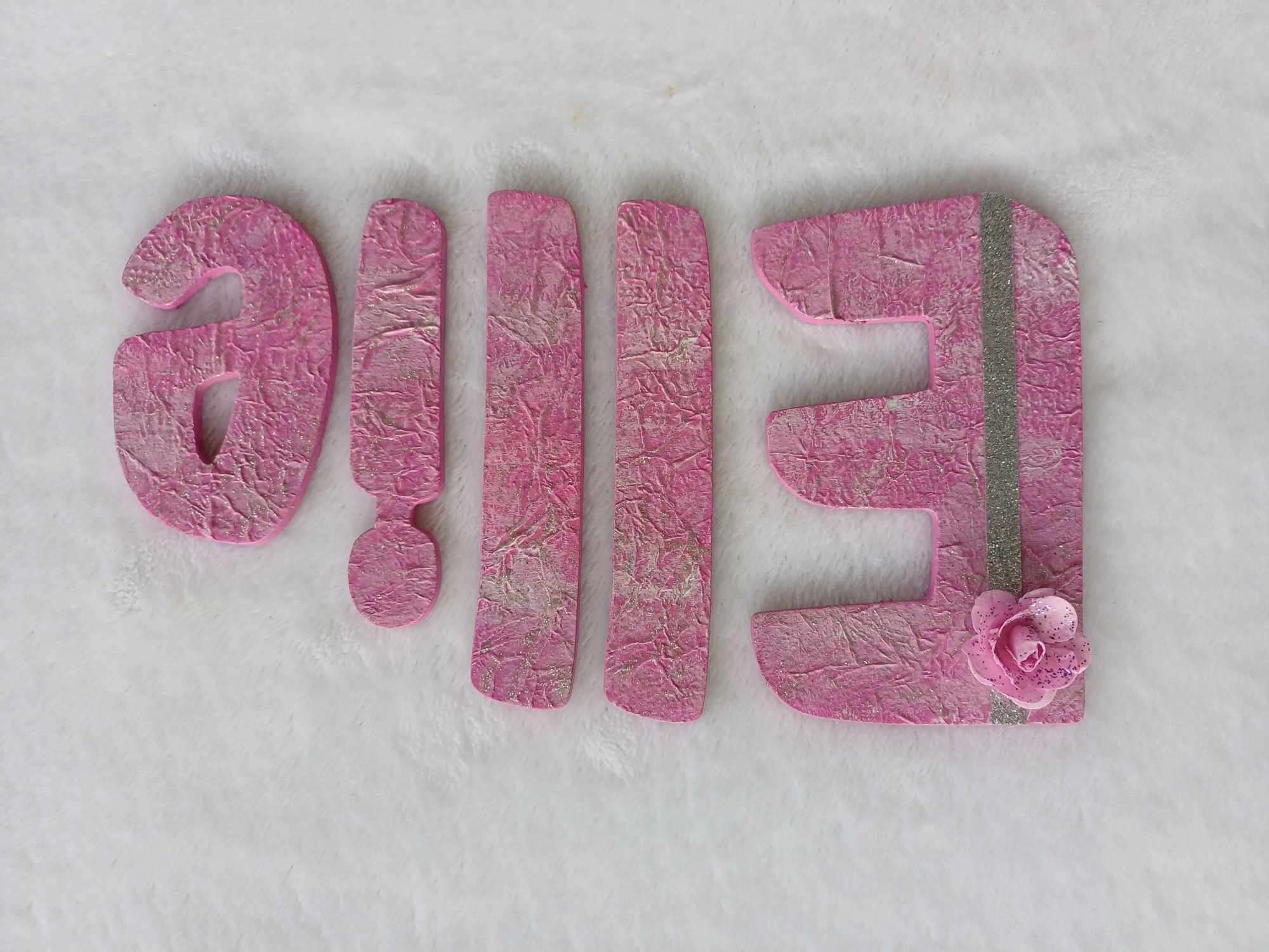 Ellie small letters suitable for a door.